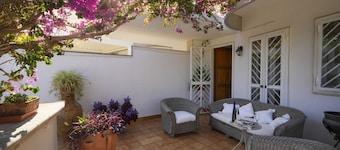 GuestHost - Cozy apartment in a villa that accommodates up to 4 people, equipped with all comforts including a terrace equipped for moments of relax. The apartment is located in the Santo Spirito district, an area full of shops, restaurants and bars, jus