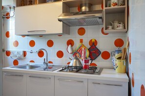 Kjøleskap, ovn, kokeplater og kjøkkenutstyr