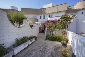 Exterior - GuestHost - Cozy apartment in a villa that accommodates up to 4 people, equipped with all comforts including a terrace equipped for moments of relax. The apartment is located in the Santo Spirito district, an area full of shops, restaurants and bars, jus (Bari)