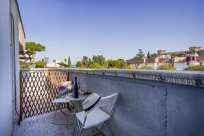 Outdoor dining - GuestHost - Cozy apartment in a villa that accommodates up to 4 people, equipped with all comforts including a terrace equipped for moments of relax. The apartment is located in the Santo Spirito district, an area full of shops, restaurants and bars, jus (Bari)