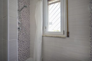 Dusche, Haartrockner, Bidet, Handtücher