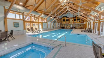 Innendørsbasseng og et oppvarmet basseng