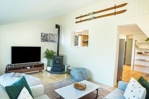 Una Smart TV, una chimenea, libros, un reproductor estéreo