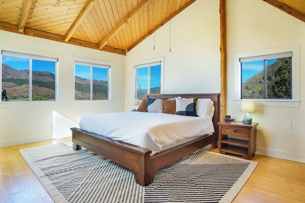 2 bedrooms, iron/ironing board, travel crib, free WiFi - Red Cliff Chalet, Cozy 2BD guesthouse, AC, Close to town, hot springs, skiing (Durango)