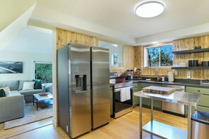Fridge, microwave, oven, stovetop - Red Cliff Chalet, Cozy 2BD guesthouse, AC, Close to town, hot springs, skiing (Durango)