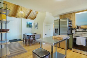 Fridge, microwave, oven, stovetop - Red Cliff Chalet, Cozy 2BD guesthouse, AC, Close to town, hot springs, skiing (Durango)