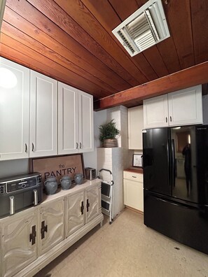 Interior - 3 bed 2bath Pet friendly  (Merced)