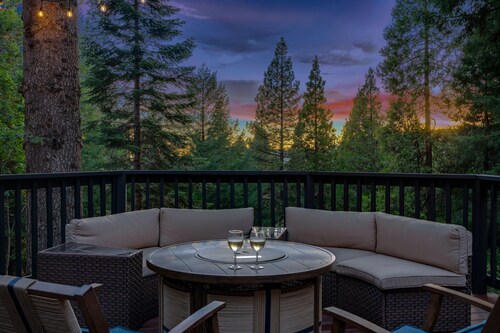 NEW! Luxury Cabin W/Deck, views & Playground! Pool, Slots, Fun, Snow !