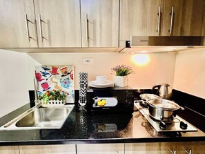 Private kitchen - Cozy Home in BGC (taguig)