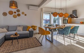 Una Smart TV, una mesa de tenis de mesa