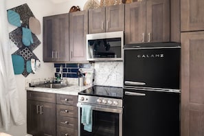 Geladeira, micro-ondas, fogão, cooktop