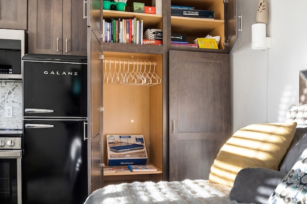 Cofres nos quartos, Wi-Fi de cortesia, roupa de cama