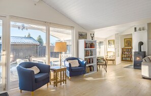 Living area - Beautiful home in ølsted with WiFi (Ølsted)