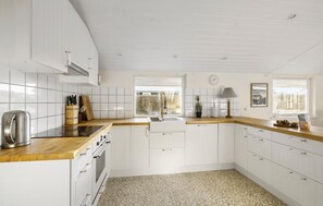 Fridge, stovetop, dishwasher - Beautiful home in ølsted with WiFi (Ølsted)