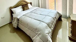A bedroom with a bed, curtains, and a window. - Smart apartment in exclusive area  (Popayán)
