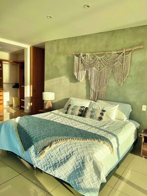 2 habitaciones, escritorio, tabla de planchar con plancha y wifi