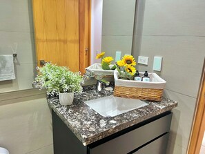 Secadora de cabello, toallas, jabón, papel de baño