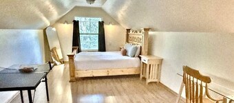 Charming Quiet custom cottage!
Ping Pong, Ninja Warrior setup!
Firepit, orchard!