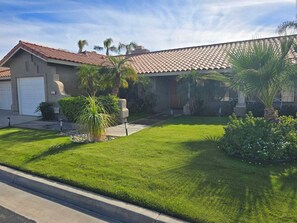 Property grounds - Spacious 4-bedroom house with AC and WiFi in beautiful Palm Desert (Palm Desert)