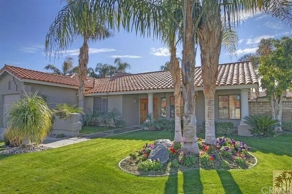 Exterior - Spacious 4-bedroom house with AC and WiFi in beautiful Palm Desert (Palm Desert)