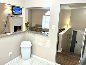 Standard ház | Privát teakonyha | Nagyméretű hűtő/fagyasztó, mikrohullámú sütő, sütő és főzőlap