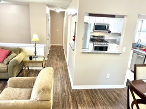 Living room - 3 Bed Home 15 Minutes to Downtown Atlanta (Atlanta)