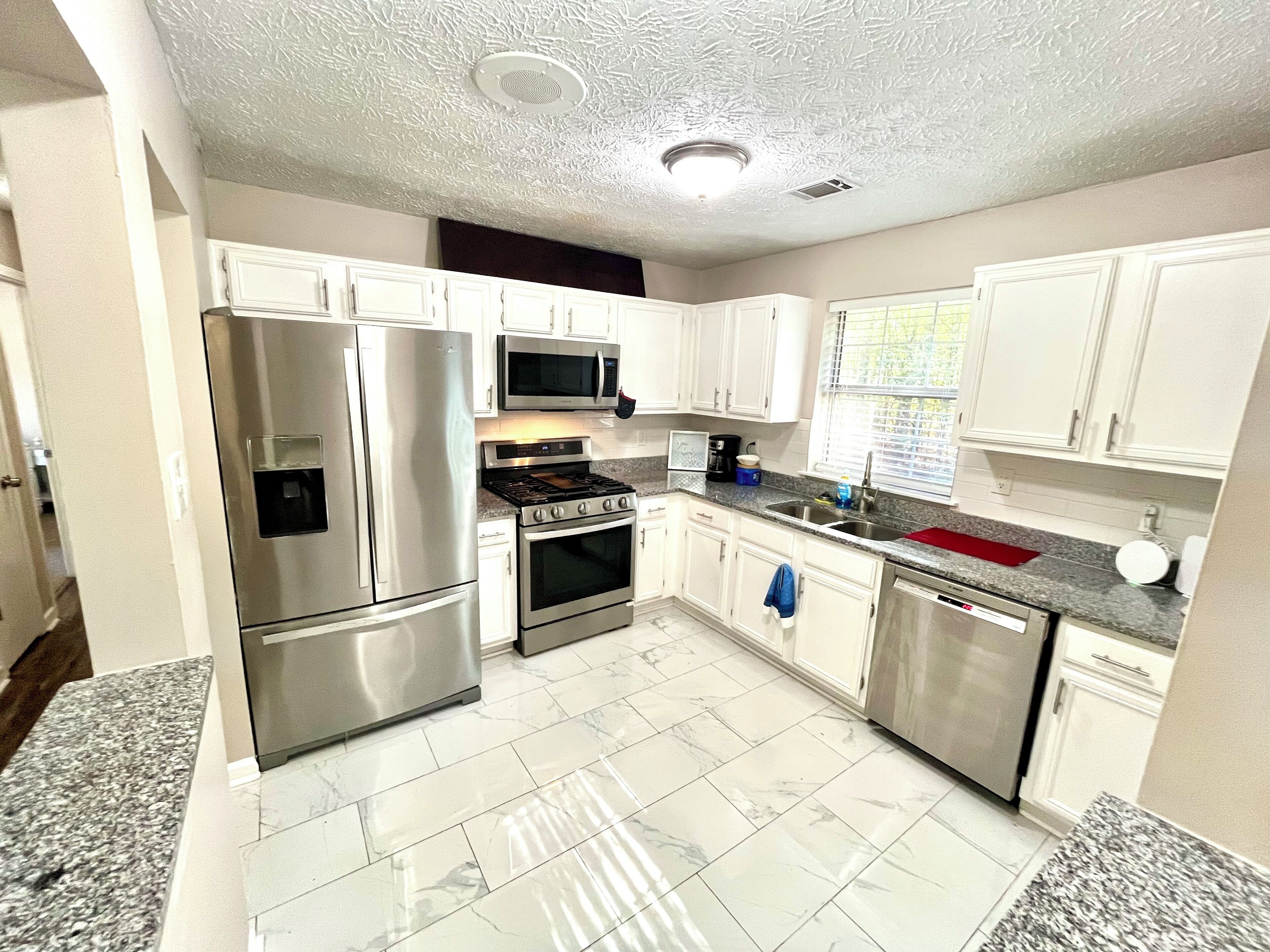 Standard House | Private kitchen | Full-sized fridge, microwave, oven, stovetop