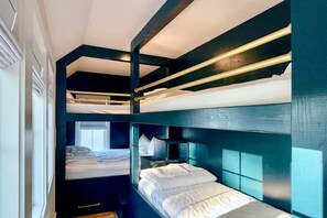 5 bedrooms, iron/ironing board, free WiFi, bed sheets