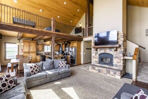 Smart TV, chimenea, futbolito