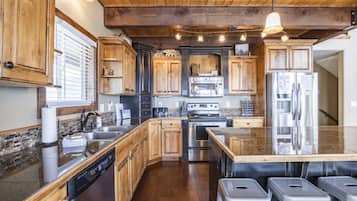 Een koelkast, een oven, een kookplaat, een vaatwasser