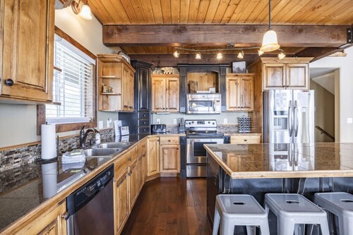 Bearadise Retreat W/ Ideal Beach Access, Private Hot Tub, and Multiple Game Rooms!