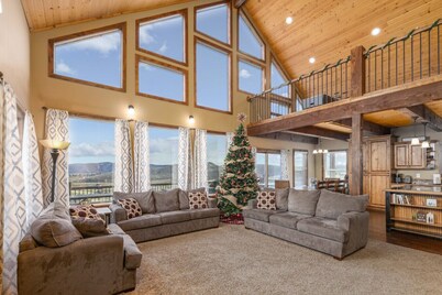 Bearadise Retreat W/ Ideal Beach Access, Private Hot Tub, and Multiple Game Rooms!