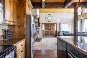 冷蔵庫、オーブン、コンロ、食器洗い機