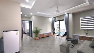 Family Room, Balcony, Pool View | Living area