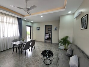 Chambre Deluxe, balcon, vue sur le jardin | Aire de séjour