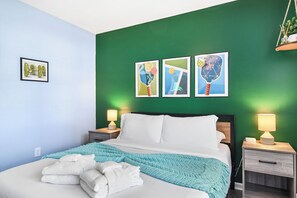 3 chambres, bureau, fer et planche à repasser, lit de bébé portatif