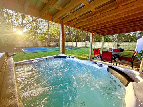Private Pickleball/Basketball Court - Movie Room - Hot Tub