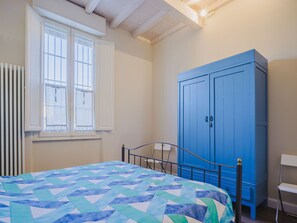 2 bedrooms, iron/ironing board, WiFi