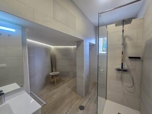 Dusj, hårføner og håndklær