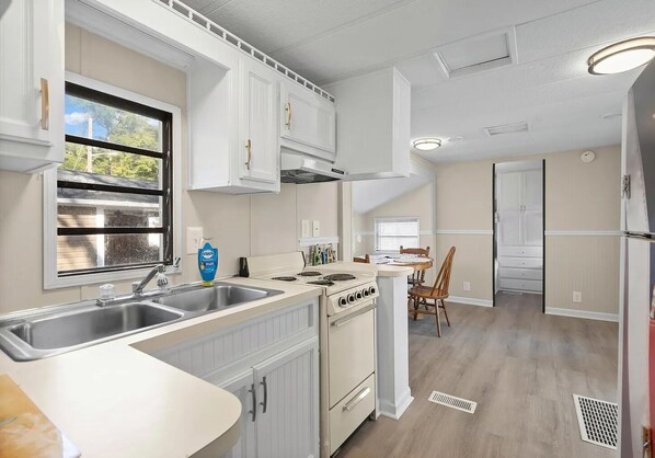 冷蔵庫、電子レンジ、オーブン、コンロ