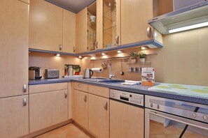 Kjøleskap, ovn, kokeplater og oppvaskmaskin