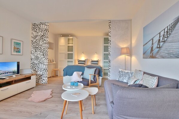 Fernseher, DVD-Player, Stereoanlage