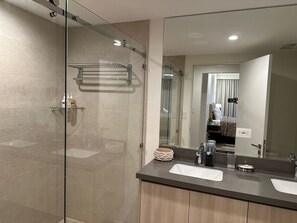 Douche, sèche-cheveux, serviettes fournies, savon