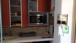 Cafetière/bouilloire, réfrigérateur, micro-ondes, four