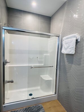 Douche, serviettes fournies, savon, papier de toilette