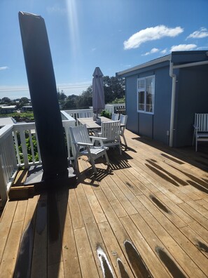 Outdoor dining - Cute and cosy cottage in the center of Waihi Beach with a great outlook sleeps 4 (Waihi Beach)
