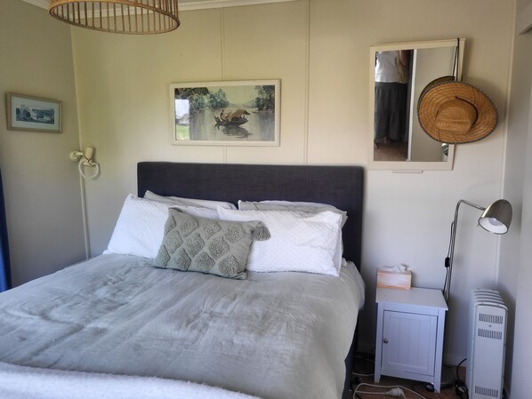 2 bedrooms, iron/ironing board, WiFi, bed sheets - Cute and cosy cottage in the center of Waihi Beach with a great outlook sleeps 4 (Waihi Beach)