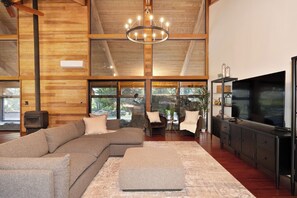 Living area - Snowline Lodge with Indoor Pool, Pickleball, Hot Tub and Disc Golf! (Camino)