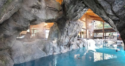 Snowline Lodge with Indoor Pool, Pickleball, Hot Tub and Disc Golf!