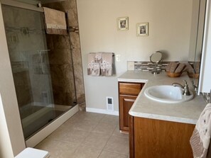 Een douche, een bidet, handdoeken, zeep